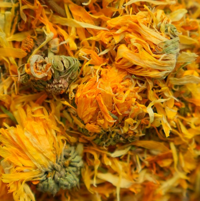 Лакомство Bambini Pets высушенные цветки календулы для грызунов и кроликов, 10 г.